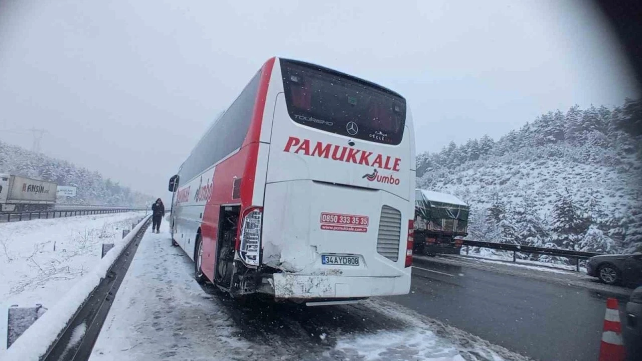 TEM’de aynı noktada 6 aracın karıştığı 3 farklı kaza: 1 yaralı