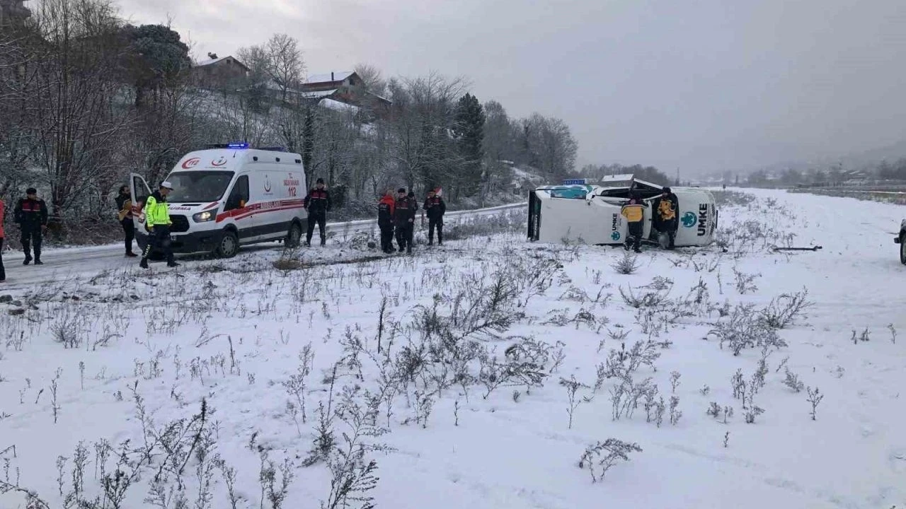 Yardıma giden UMKE aracı buzlu yolda devrildi: 1 yaralı