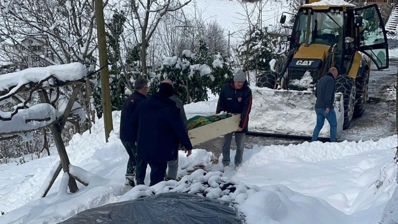 Cenaze iş makinesi ile taşındı