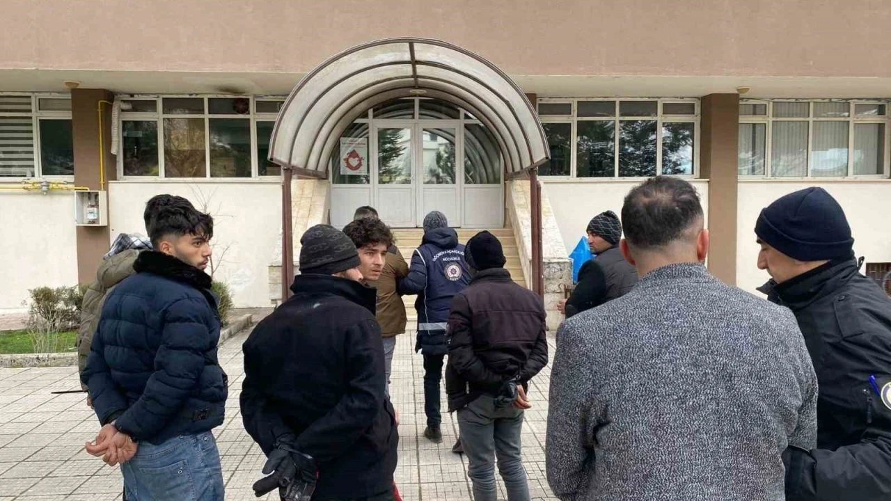 Amasya’da polisin peş peşe durdurduğu iki araçta 7 kaçak göçmen yakalandı