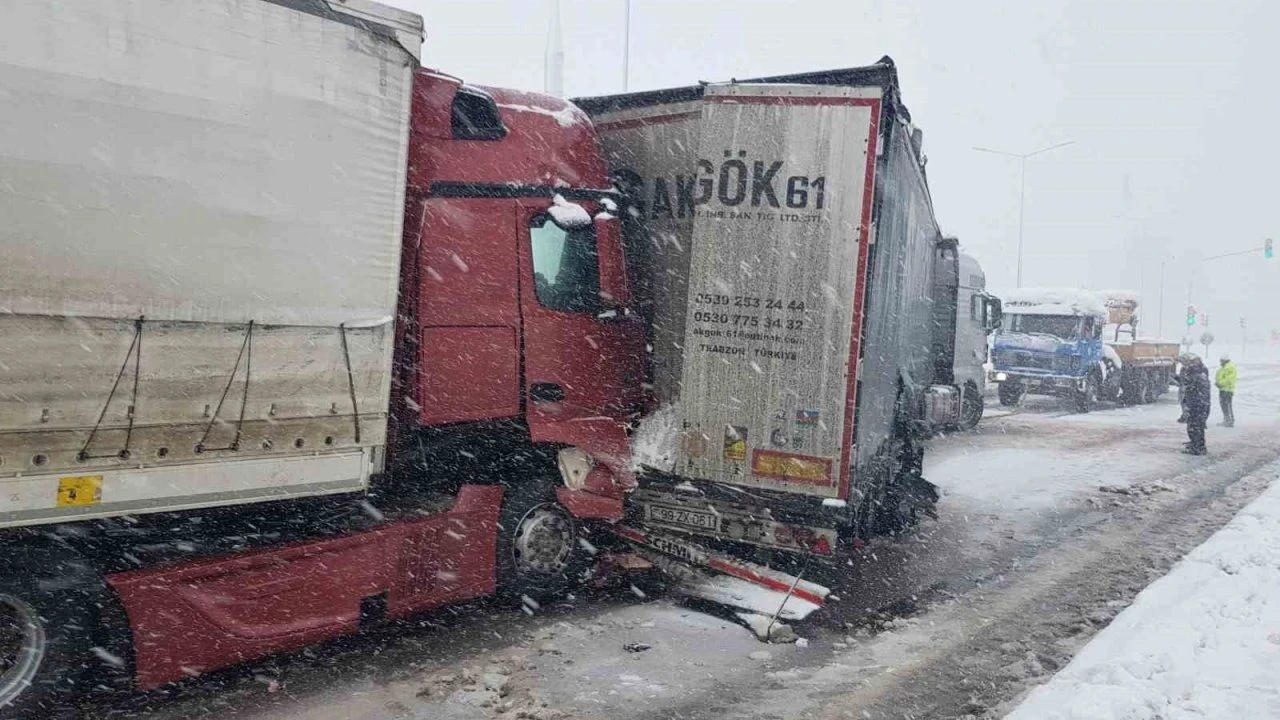 4 tır ve 1 minibüsün karıştığı zincirleme kaza