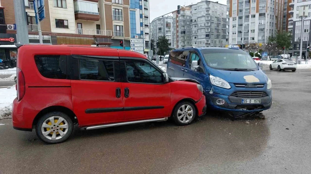 İki dolmuş çarpıştı: 1 yaralı