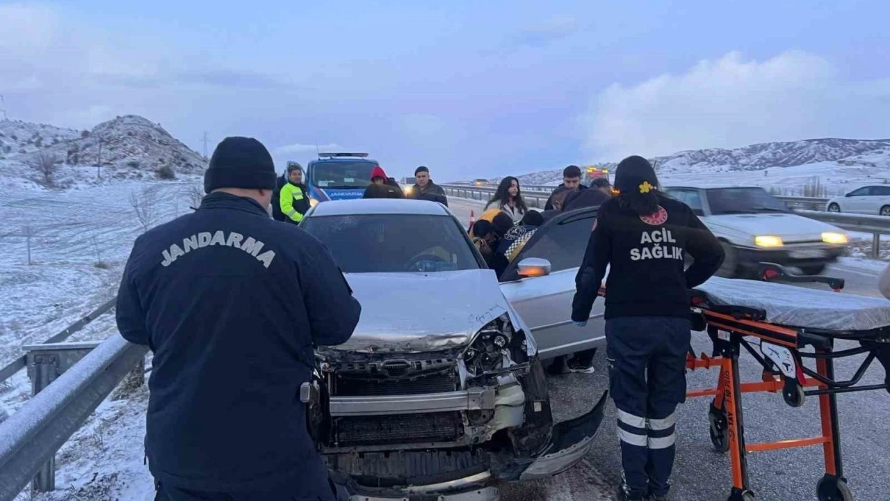 Otomobil demir bariyere çarptı: 1 yaralı