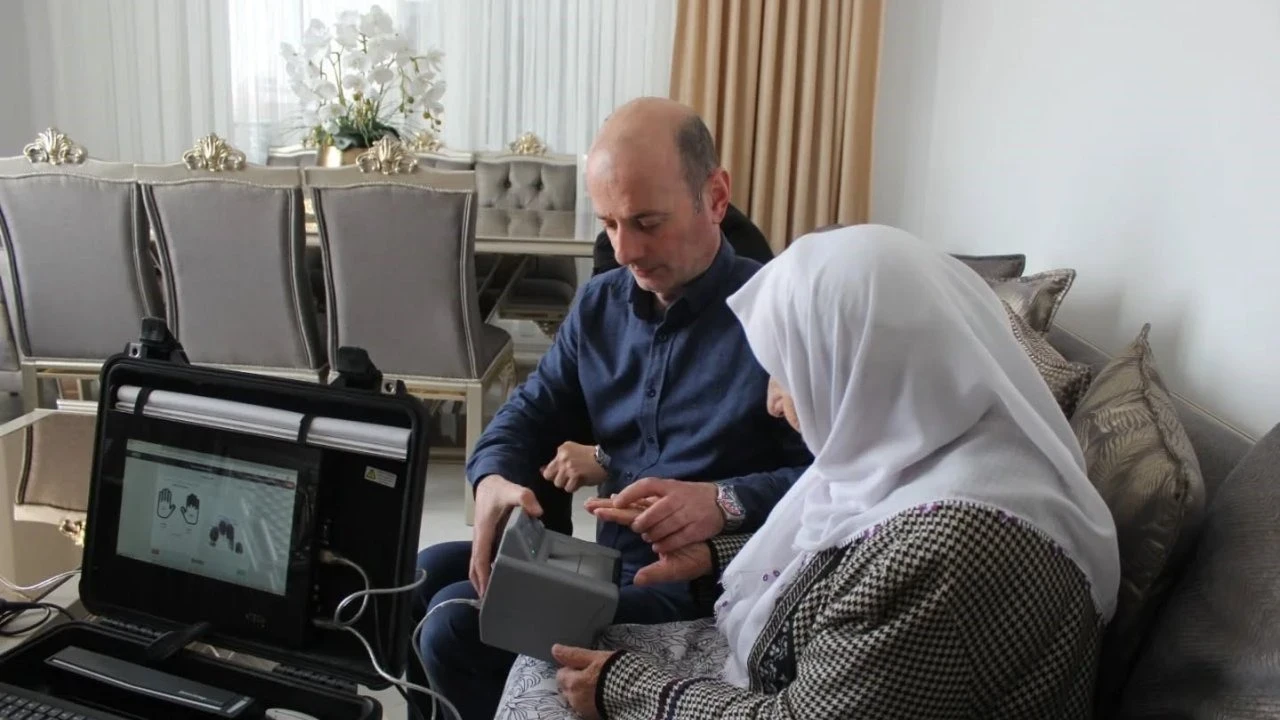 Yaşlı kadının kimlik kartı başvurusu evinde alındı