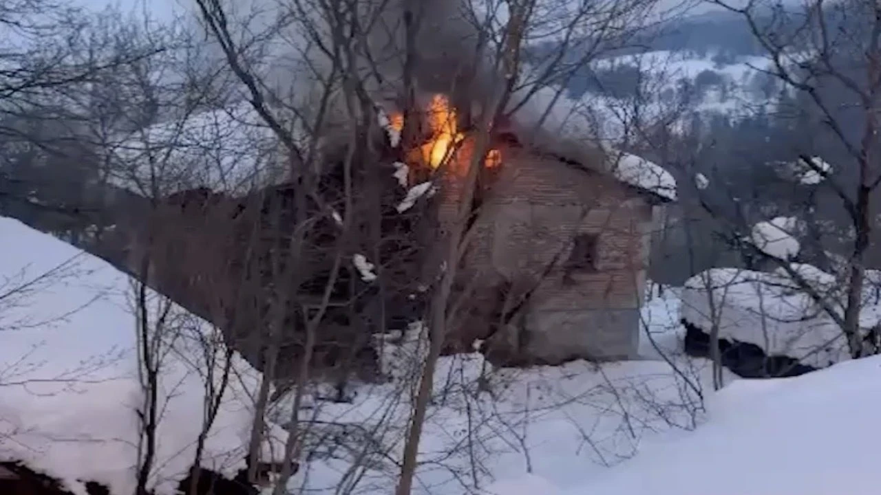 Yolu ulaşıma kapanan köydeki 2 katlı ev alevlere teslim oldu