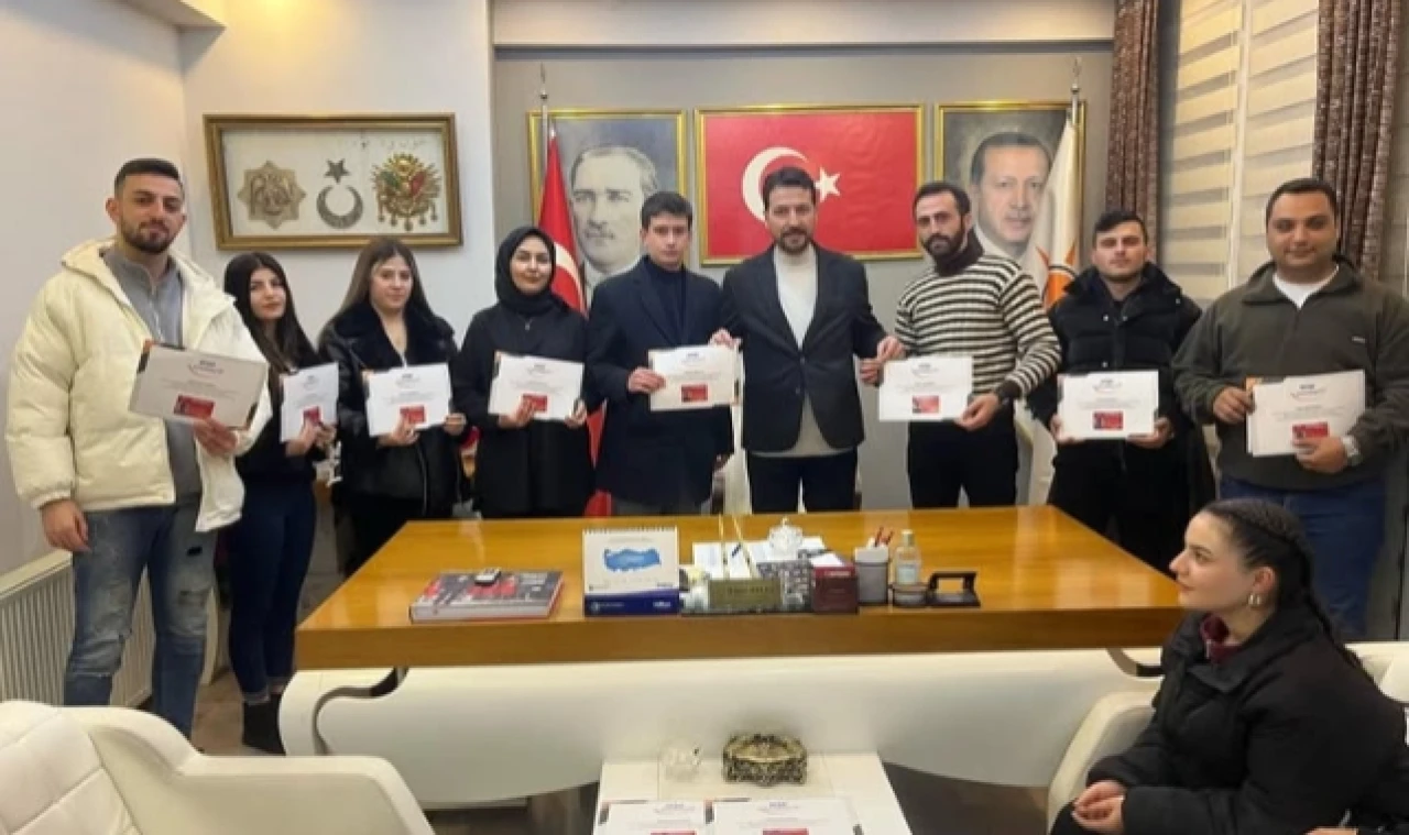 Gönüllü AK Cemre'ler kartlarını aldı