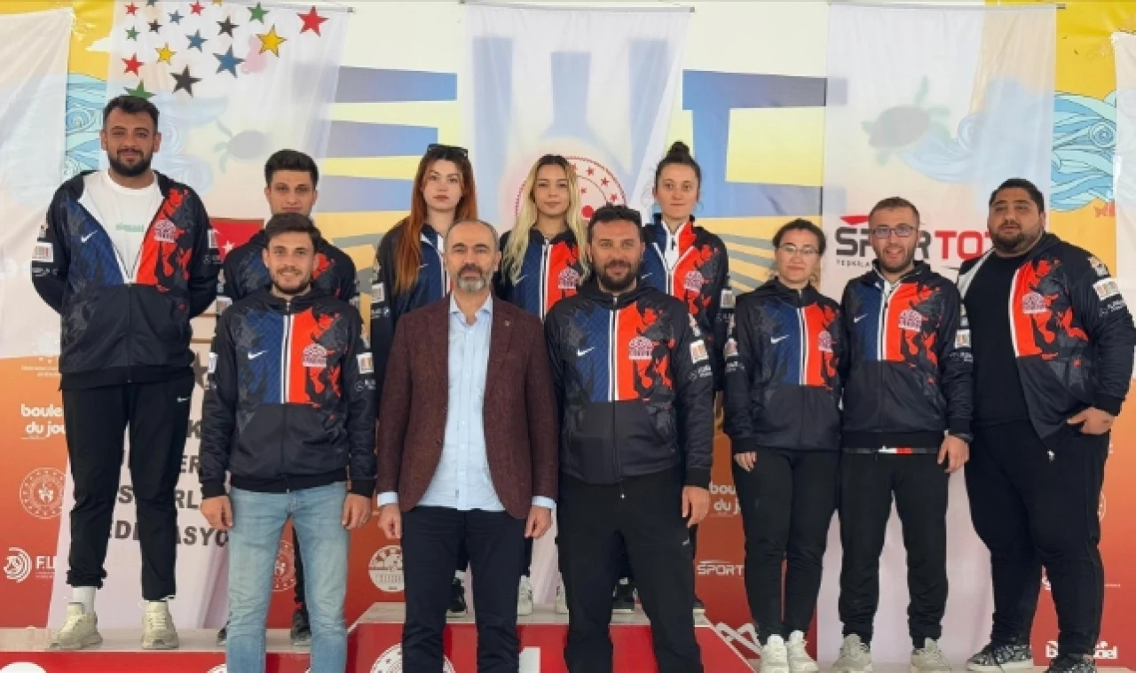 Üniversiteye çifte bronz