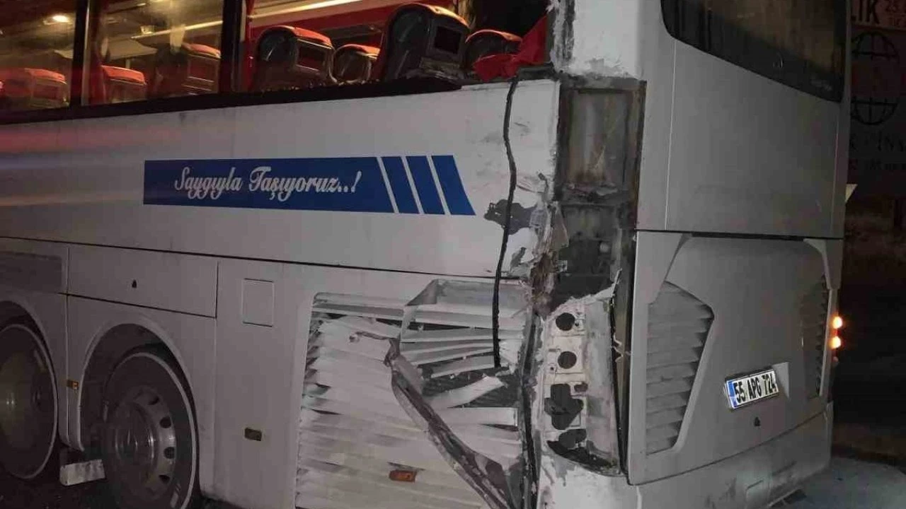 Amasya’da Samsunspor taraftarlarını taşıyan otobüse kamyon çarptı