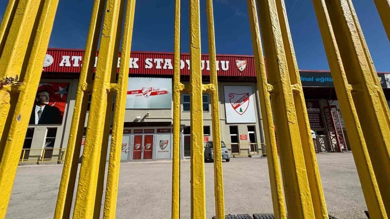 Atatürk Stadyumu depreme dayanıklı olmadığı gerekçesiyle kapatıldı