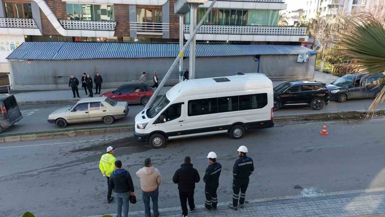 Direksiyon başında kalp krizi geçirerek kaza yapan dolmuş şoförü hayatını kaybetti