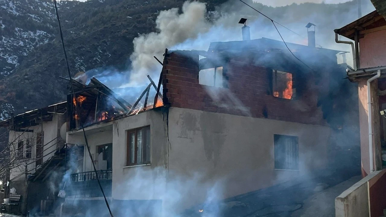 Yangında 2 çatı ve 1 ambar kül oldu