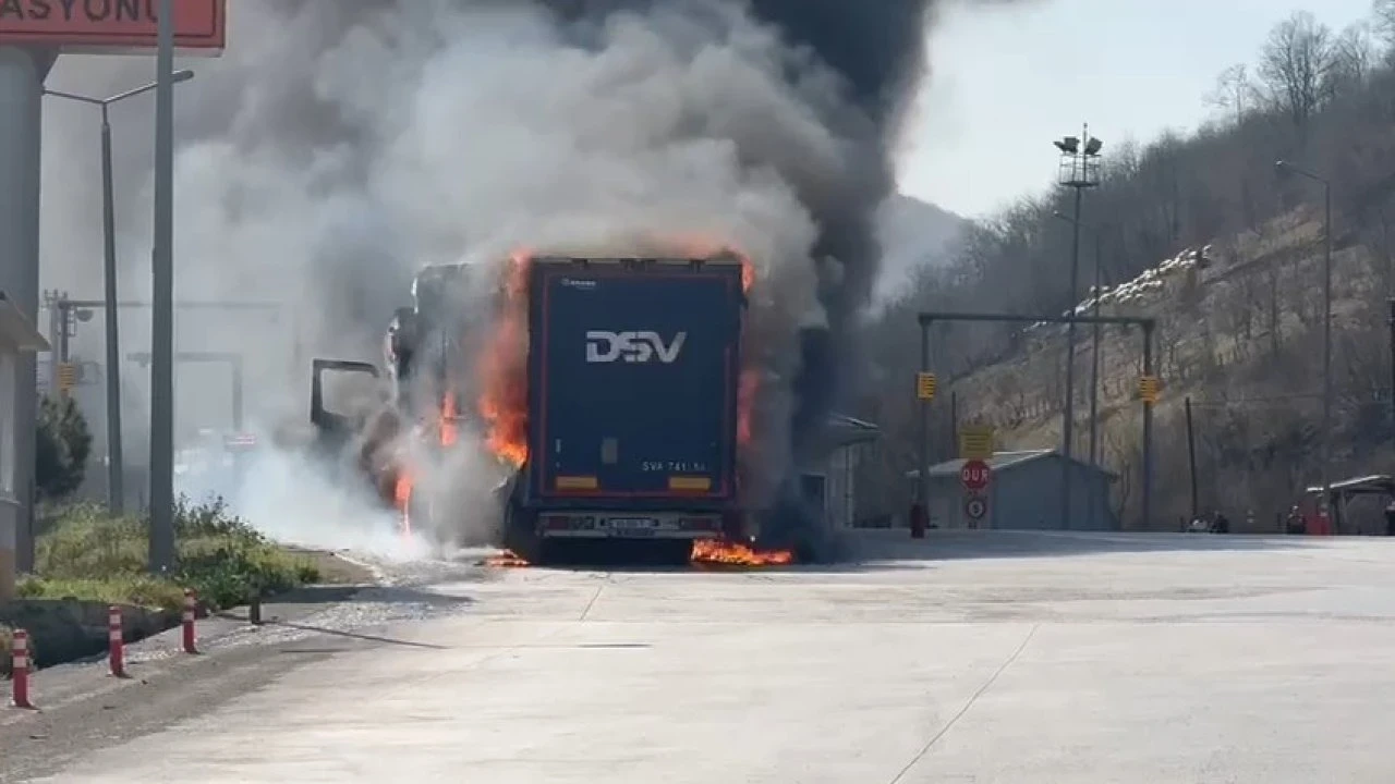Karton yüklü tır, Karayolları Denetleme İstasyonu’nda alevlere teslim oldu