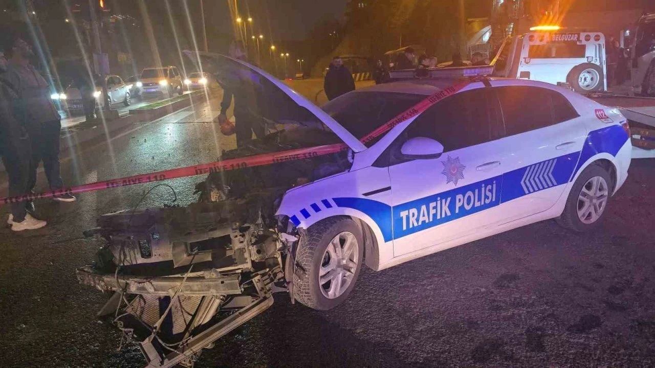 Kavşaktaki kazaya biri polis otosu üç araç karıştı: 2’si polis 4 yaralı
