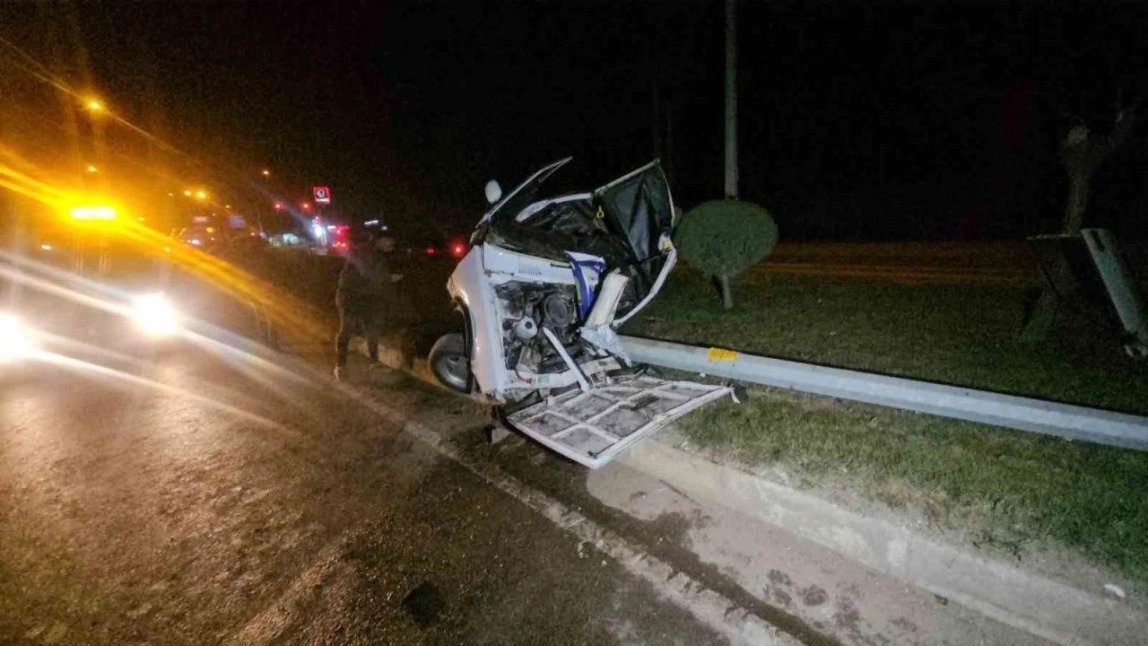 Direğe çarpan Tofaş kağıt gibi ezildi
