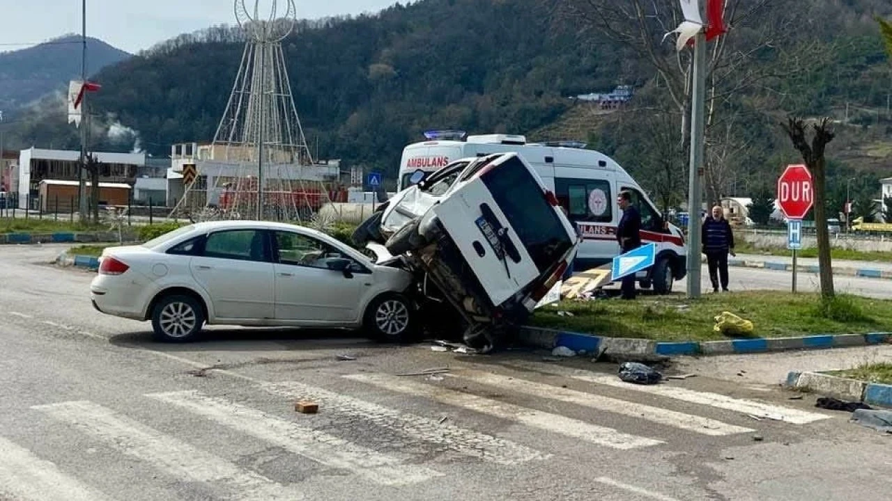 Otomobil hafif ticari araca çarptı: 1 yaralı