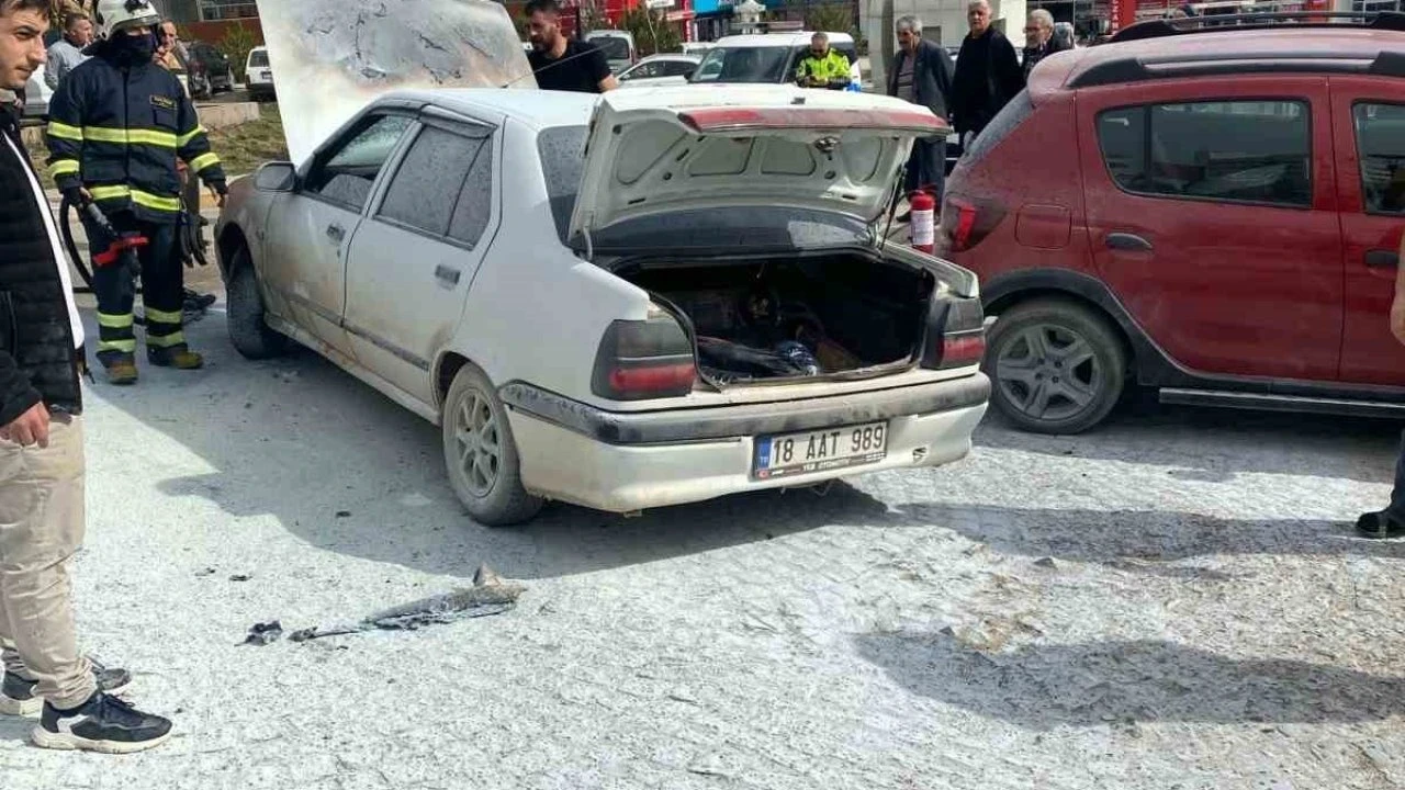 Park halindeki otomobil yandı