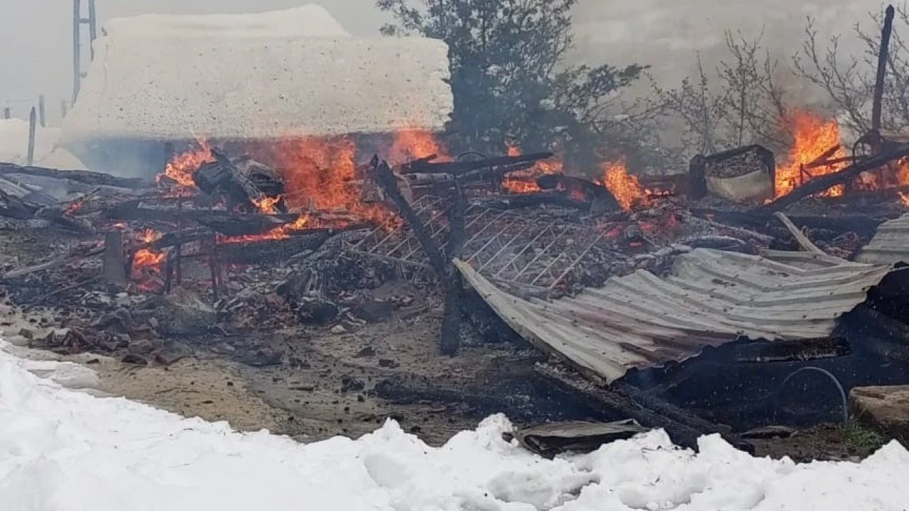 Ahşap ev küle döndü, ev sakinleri son anda kurtuldu