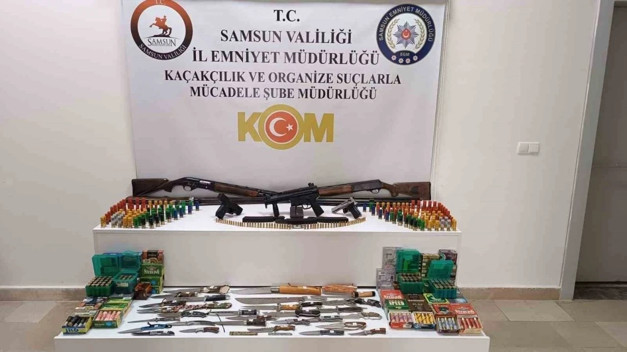 Bir evde çok sayıda silah ve bıçak ele geçirildi