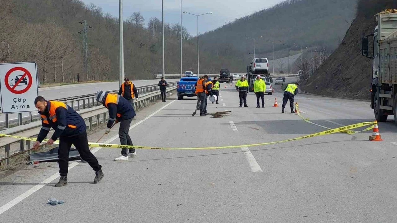 Kazada aracın kapısı yerinden çıktı, yola savrulan yolcu hayatını kaybetti