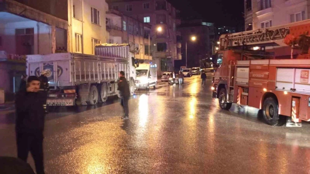Metruk binada yakılan ateş itfaiyeyi alarma geçirdi