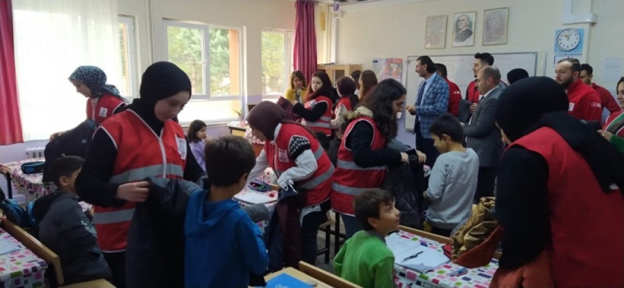 300 ÖĞRENCİYE KIŞLIK MONT HEDİYE EDİLDİ