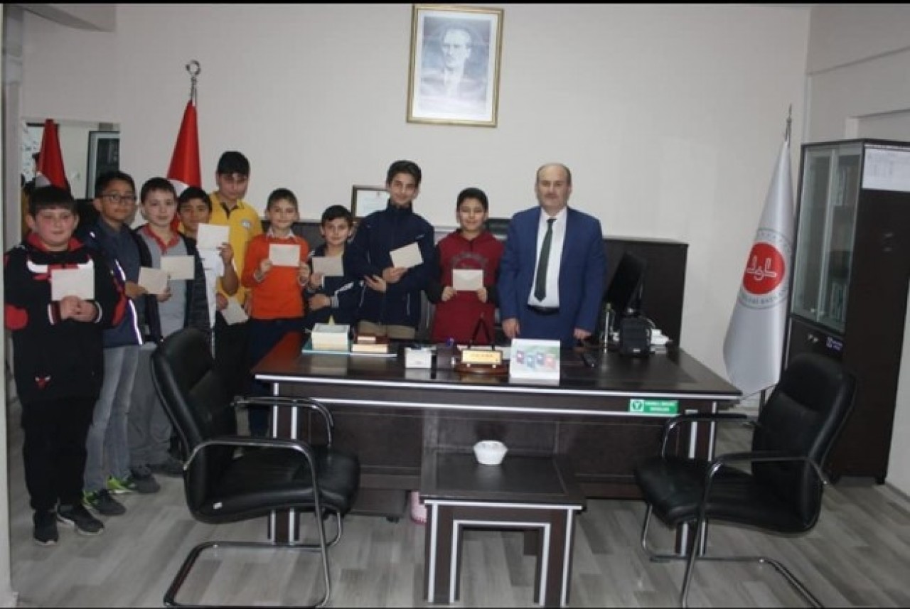 40 VAKİT NAMAZI CAMİDE KILAN ÇOCUKLAR ÖDÜLLENDİRİLDİ