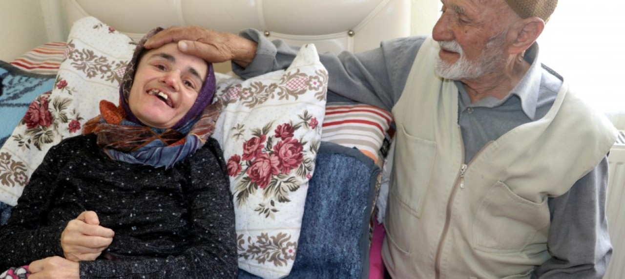 45 YAŞINDAKİ ENGELLİ KIZINA ÖZENLE BAKIYOR