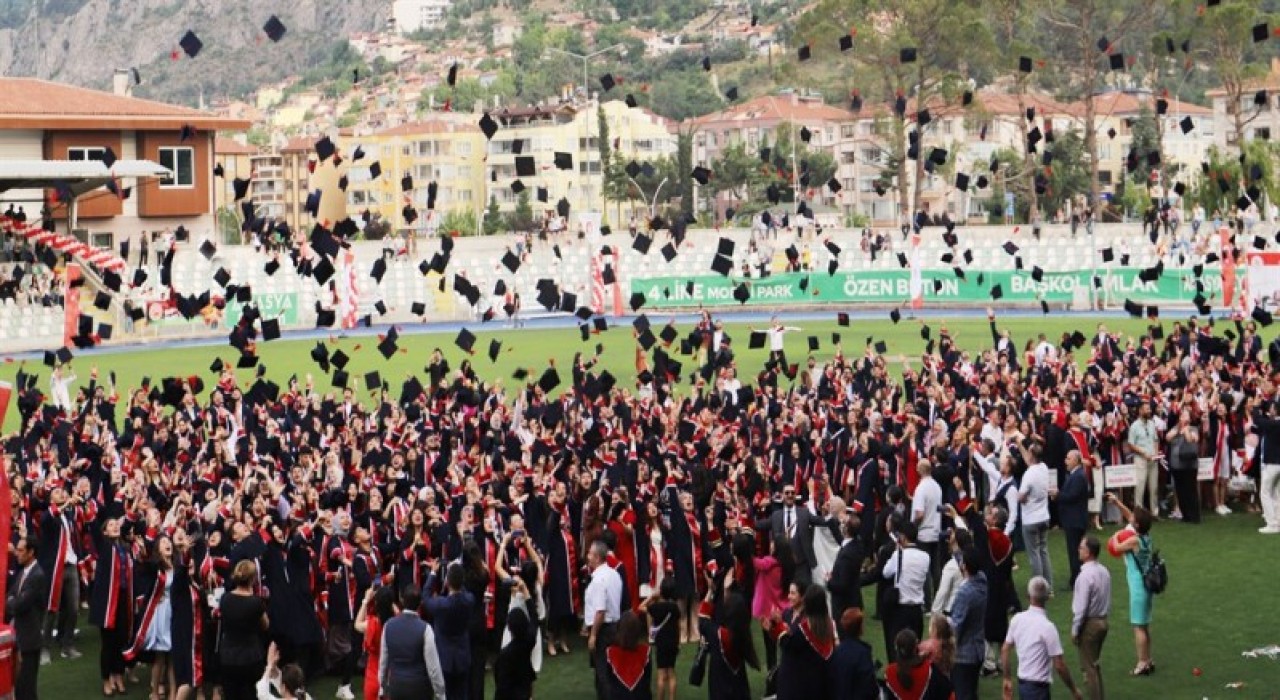 4500 ÖĞRENCİNİN MEZUNİYET SEVİNCİ