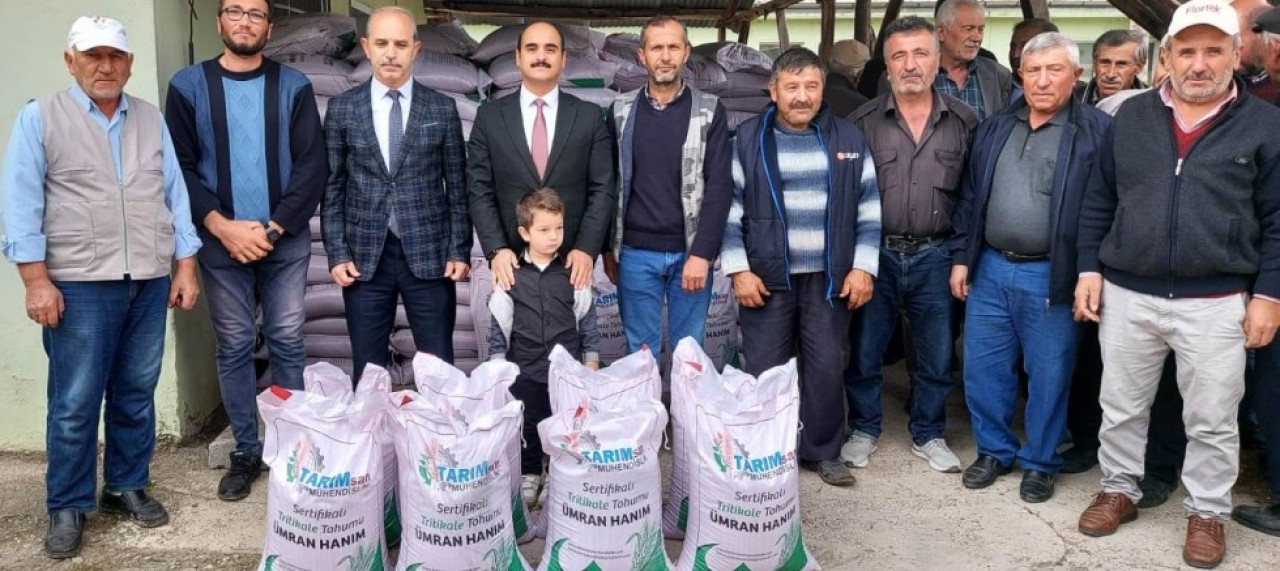 62 ÇİFTÇİYE TRİTİKALE TOHUMU DAĞITILDI