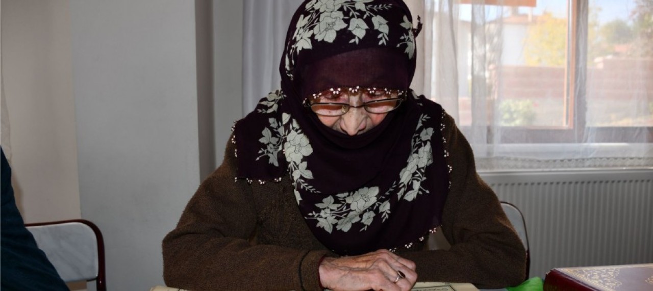 91 YAŞINDA KUR’AN-I KERİM ÖĞRENİYOR