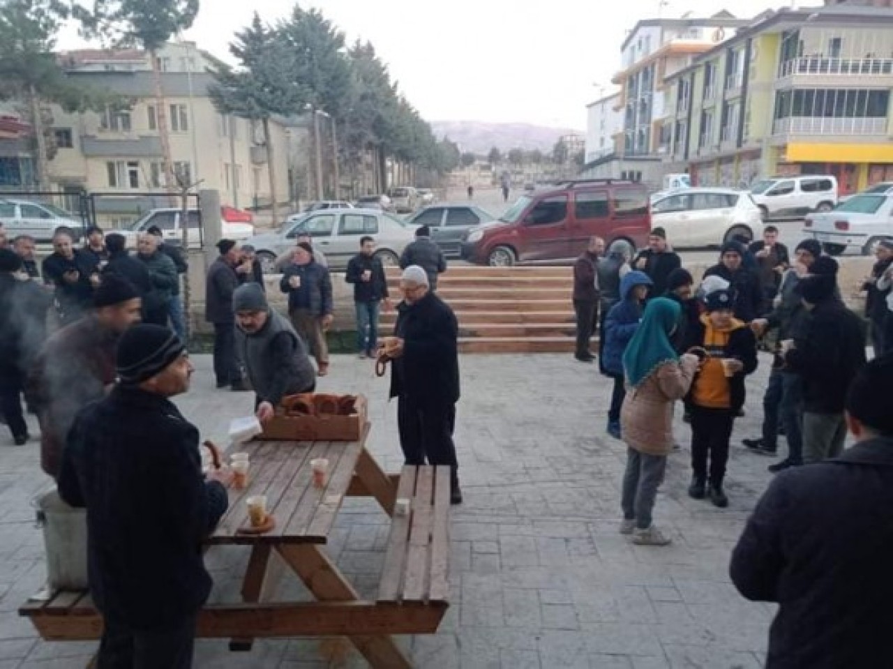 AİLECEK SABAH NAMAZINDA BULUŞTULAR