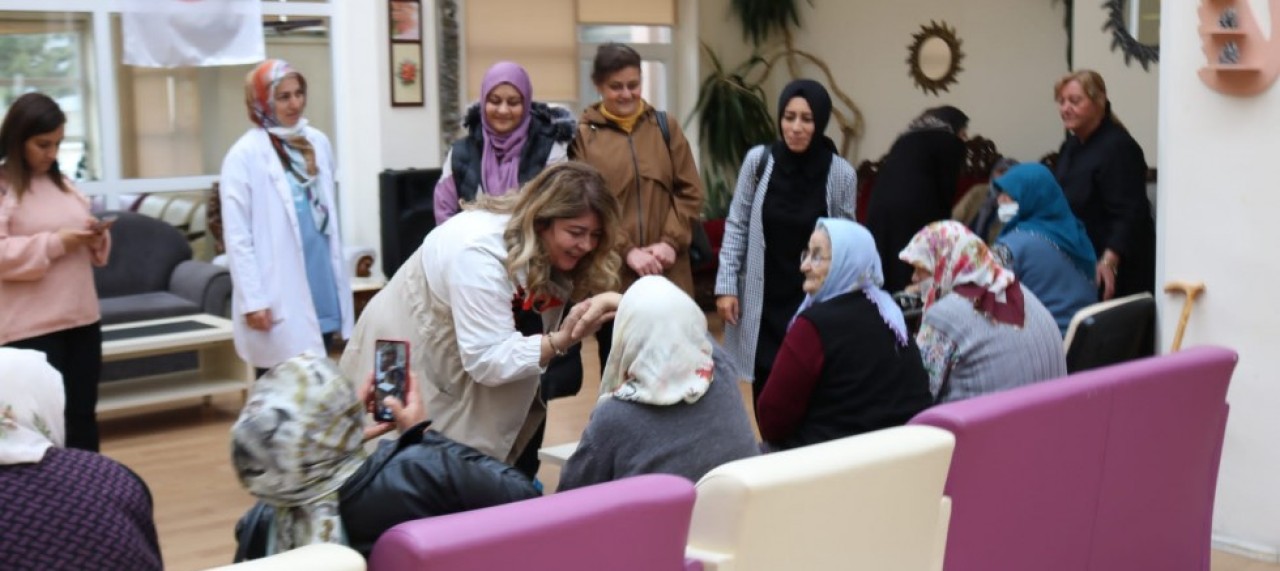 AK KADINLAR’DAN HUZUREVİ ZİYARETİ