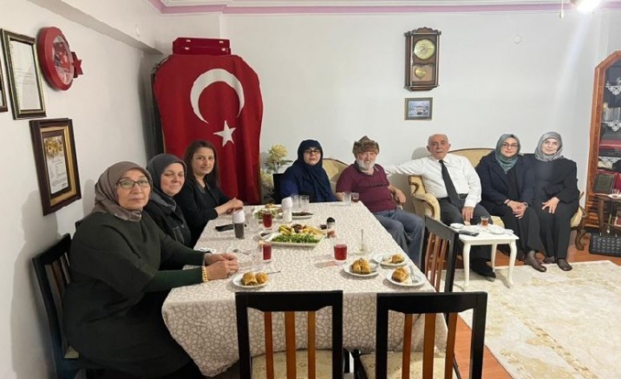 AK PARTİ HEYETİ İFTAR SOFRASINA MİSAFİR OLDU