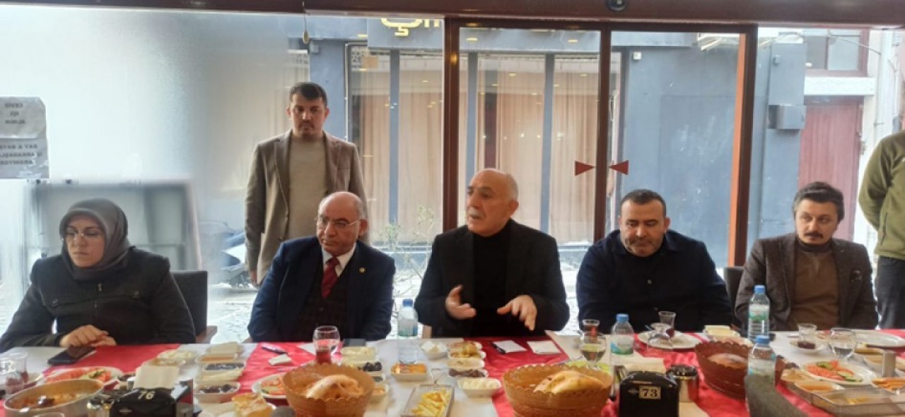 AK PARTİ İL TEŞKİLATI GAZETECİLERİ KAHVALTIDA AĞIRLADI