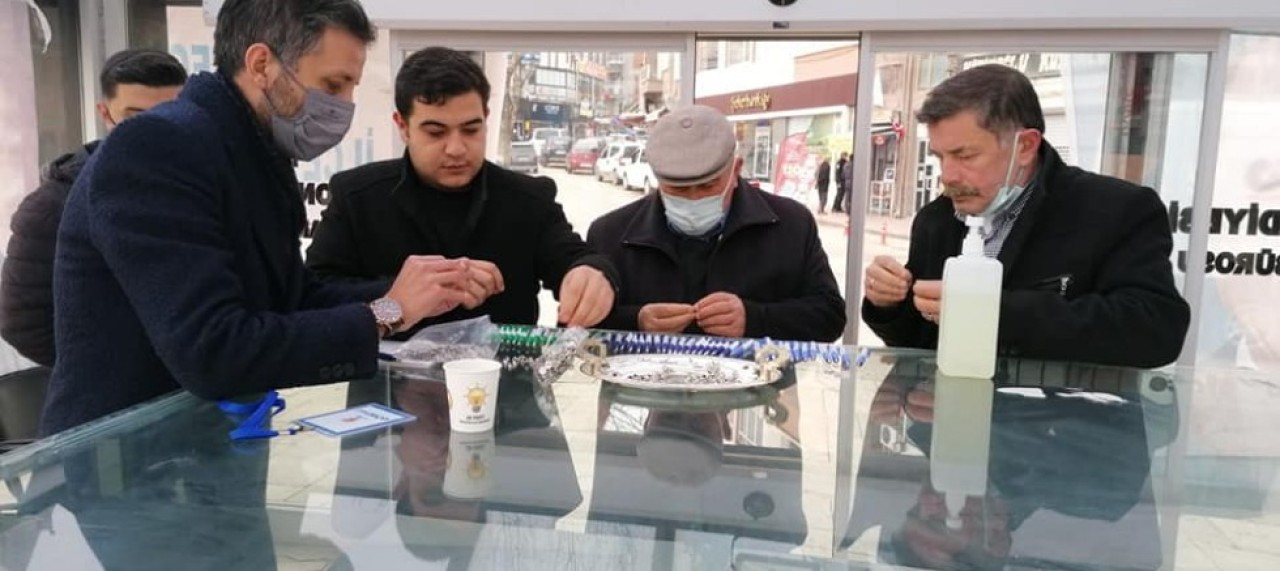 AK PARTİ ÜYE STANDI AÇTI
