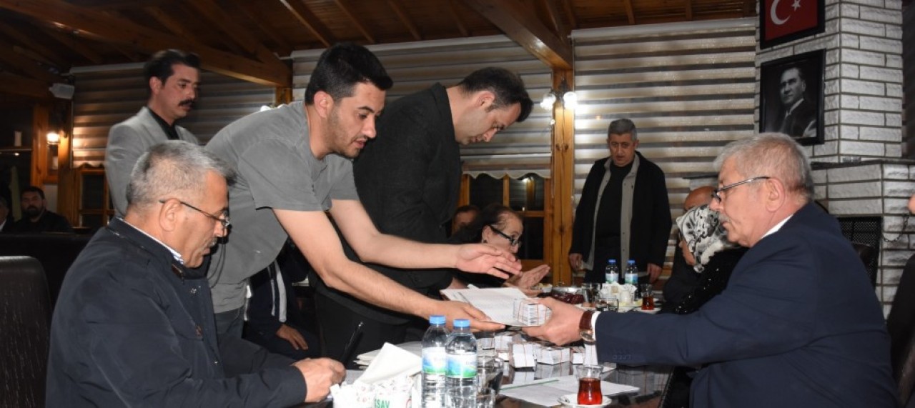 ALIŞ VERİŞ KARTLARI MUHTARLAR ARACILIĞIYLA DAĞITILIYOR