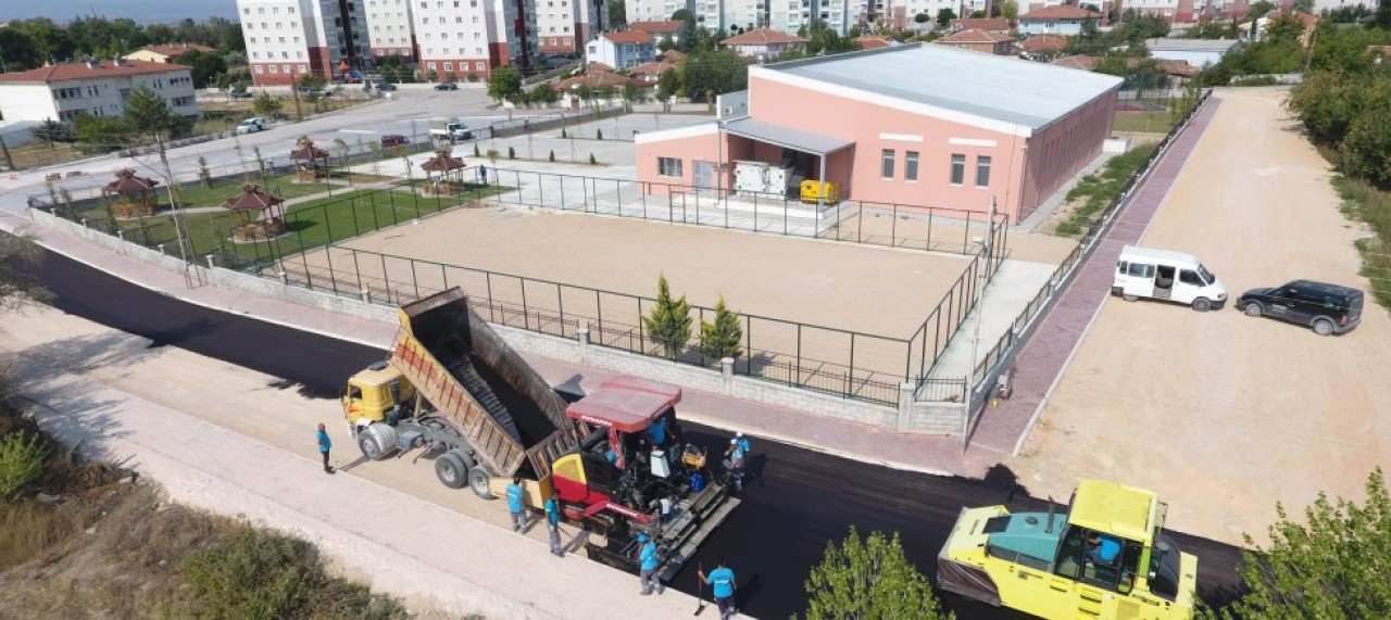 ALT YAPISI TAMAMLANAN YOLLAR ASFALTLANIYOR