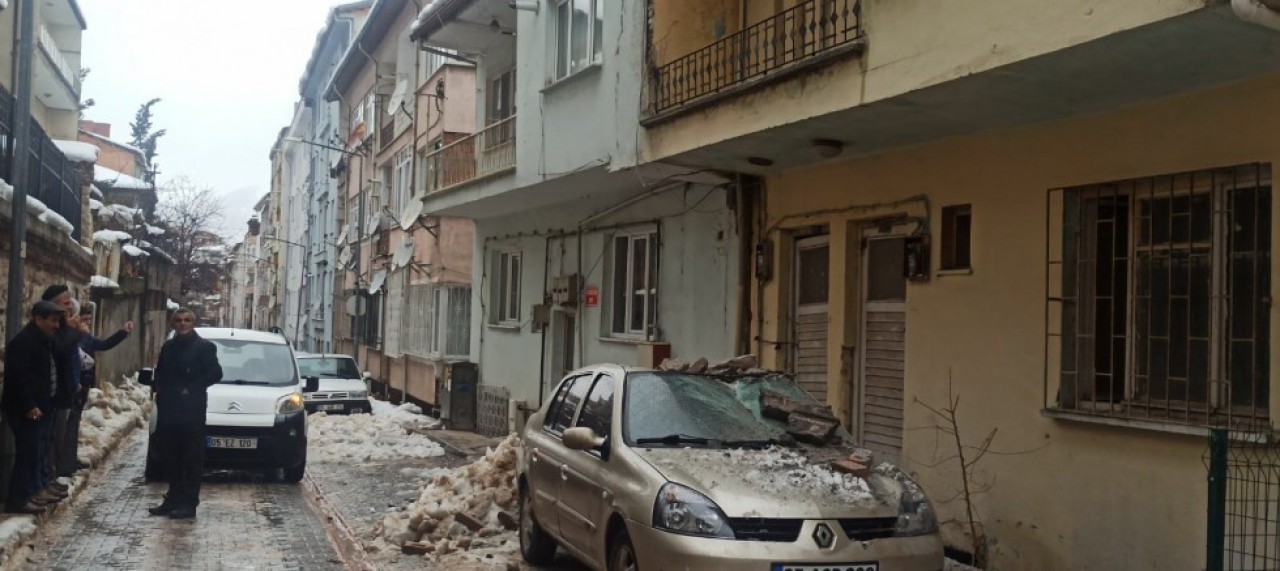ALTINLARI BOZDURUP ALDIĞI OTOMOBİLİN ÜSTÜNE BALKON UÇTU