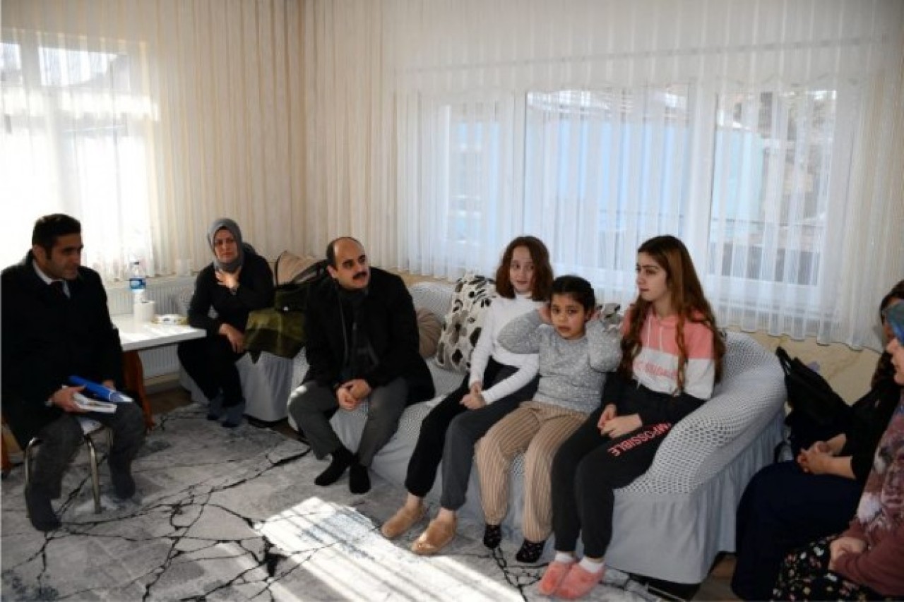 ALTINÖZ'DEN DEPREMZEDE AİLELERE ZİYARET