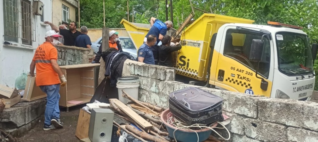 AMASYA'DA "ÇÖP EV"DEN 2 KAMYON ATIK ÇIKTI