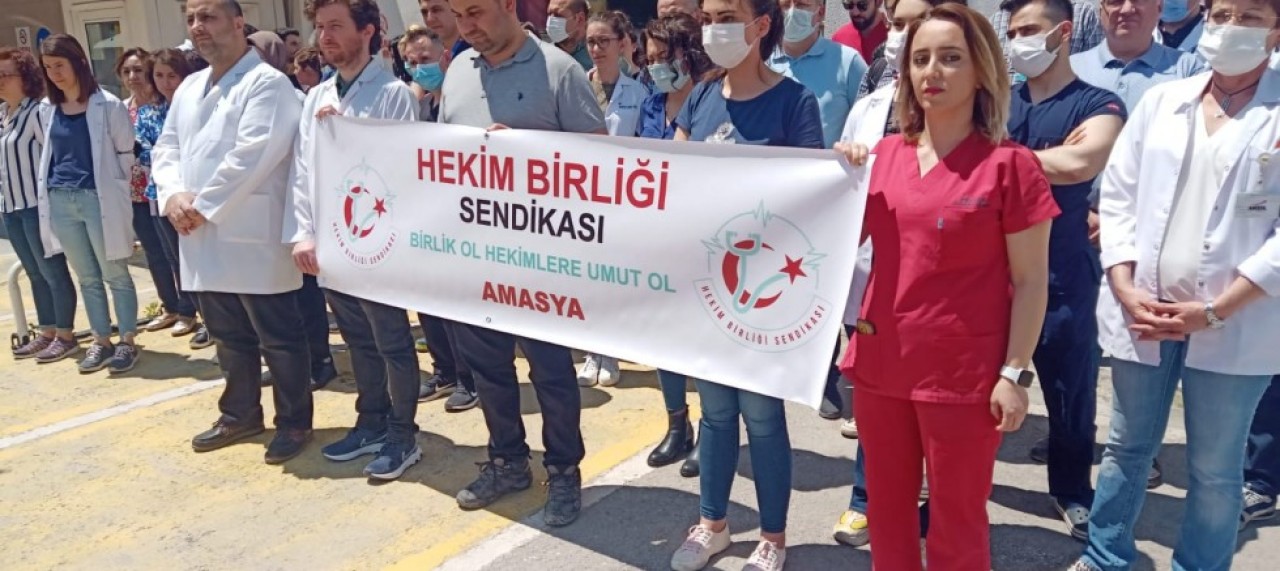 AMASYA’DA HEKİM BİRLİĞİ VE HEKİM-SEN İŞ BIRAKMA EYLEMLERİNE DEVAM EDİYOR
