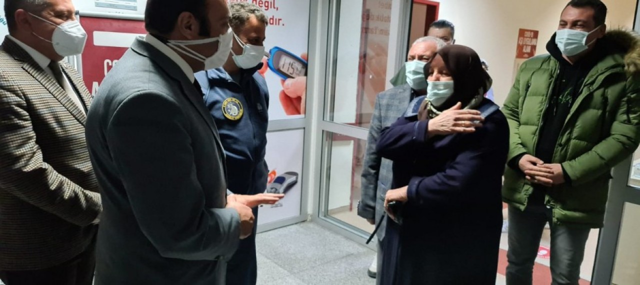 AMASYA’DAKİ AÇILIŞ DAVETİ KRİZİNE MERZİFONLU FİTNET TEYZE’DEN CEVAP:  ‘YAVRUM KAYMAKAM BURADAYSA BAŞKAN DA BURADADIR DİYE DÜŞÜNDÜM’