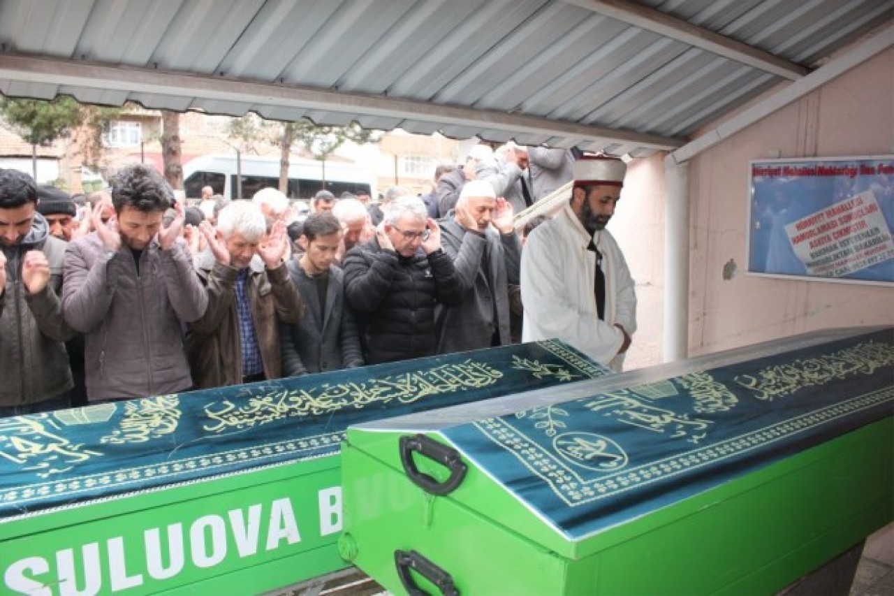 ANNE VE BABASININ CENAZE NAMAZLARINI KILDIRDI