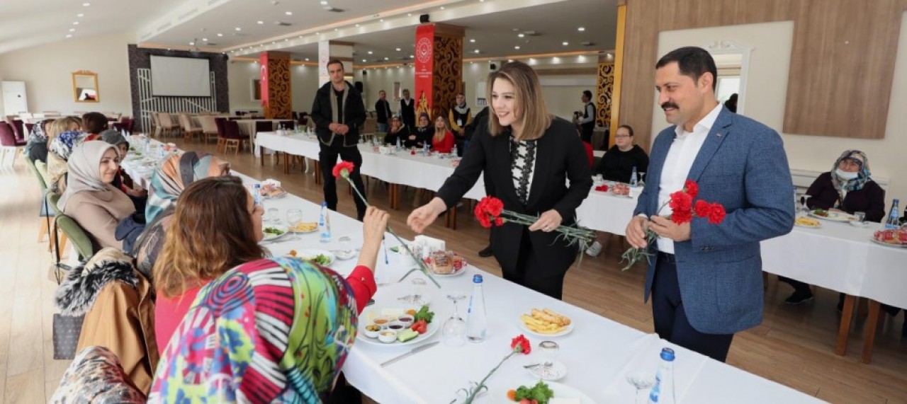 ANNELERE KAHVALTILI KUTLAMA