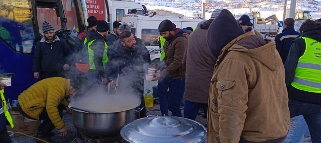 AŞEVİ PERSONELİ SICAK YEMEK HİZMETİ VERMEYE DEVAM EDİYOR