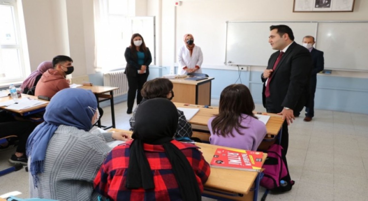 AŞI OLAN ÖĞRENCİLERİ TEBRİK ETTİ