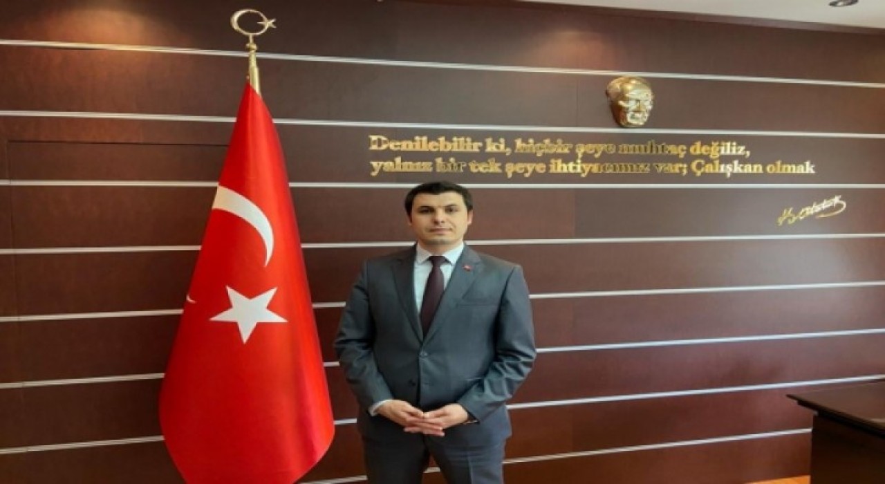 ATATÜRK, BAĞIMSIZLIĞIMIZIN HEM KAHRAMANI, HEM DE SEMBOLÜDÜR