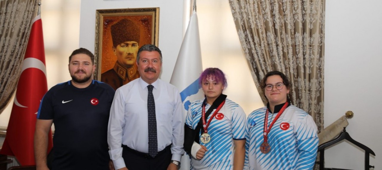 AYAĞININ TOZU İLE BAŞKAN KARGI’YI ZİYARET ETTİ