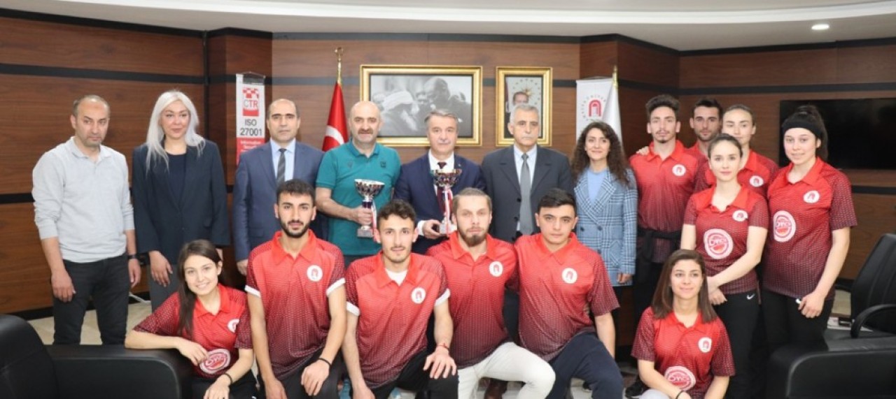 Üniversitelerarası Ayak Tenisi Türkiye Şampiyonu Sporcularından Rektör Elmacı’yı Ziyaret