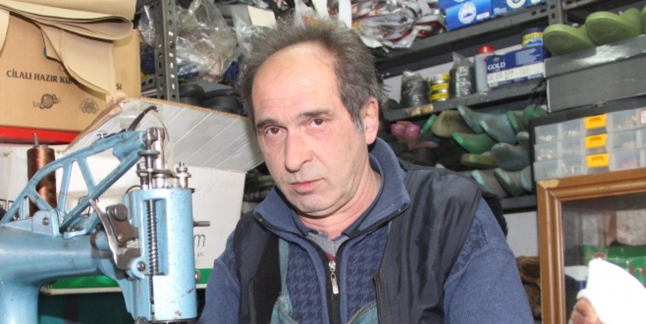 BABASINDAN KALMA TEZGAHTA MESLEĞİNE DEVAM EDİYOR